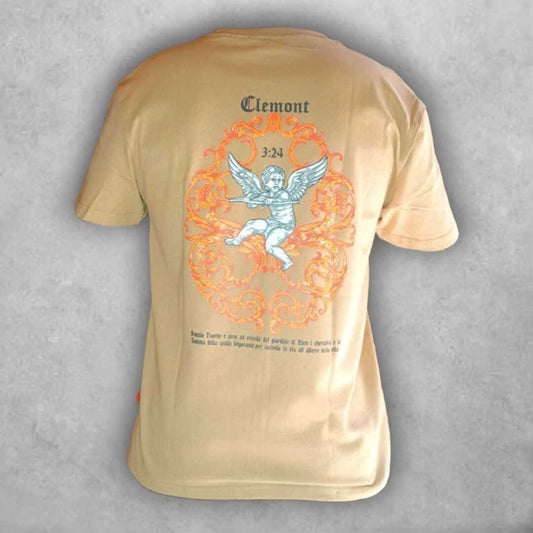 Inspirada en el versículo 3:24, esta camiseta representa protección, misticismo y autenticidad en cada costura.