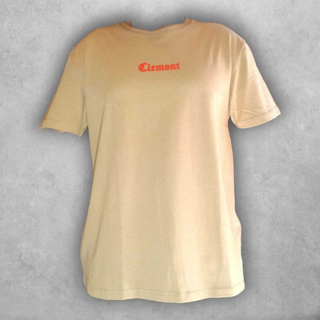 Inspirada en el versículo 3:24, esta camiseta representa protección, misticismo y autenticidad en cada costura.