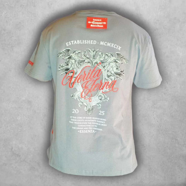 Camiseta semioversize con un motivo de ángeles celestiales y lettering elegante en rojo.