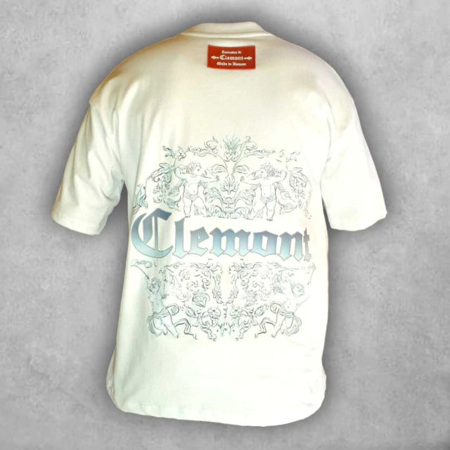 Minimalismo con historia: El contraste entre la ilustración detallada y el logo dominante crea una prenda imponente y sofisticada.