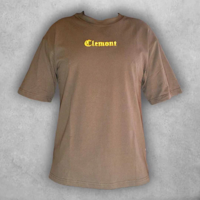 Estética vintage con vibras modernas: Ilustraciones que evocan el arte europeo con un giro rebelde y callejero.