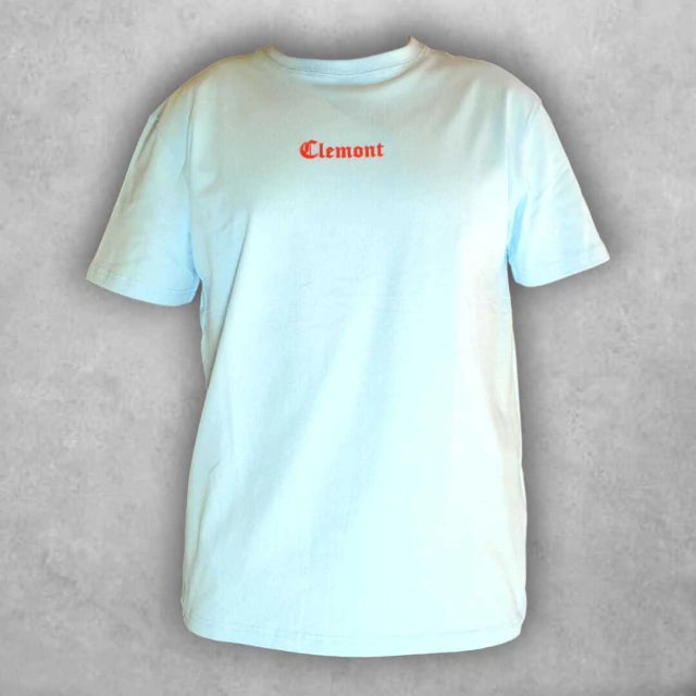 Prenda semioversize que muestra un ángel místico con alas, decorado con elementos astronómicos.