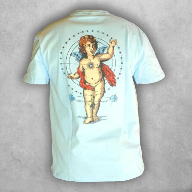 Prenda semioversize que muestra un ángel místico con alas, decorado con elementos astronómicos.