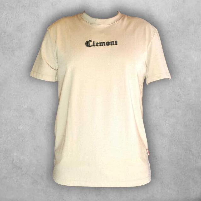 Del cielo al streetwear: Clemont reinterpreta íconos celestiales en una camiseta con personalidad, ideal para los que llevan la historia en el pecho.