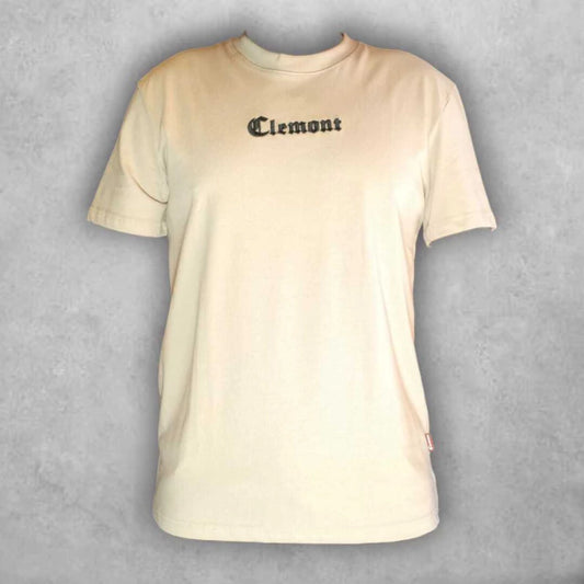Del cielo al streetwear: Clemont reinterpreta íconos celestiales en una camiseta con personalidad, ideal para los que llevan la historia en el pecho.
