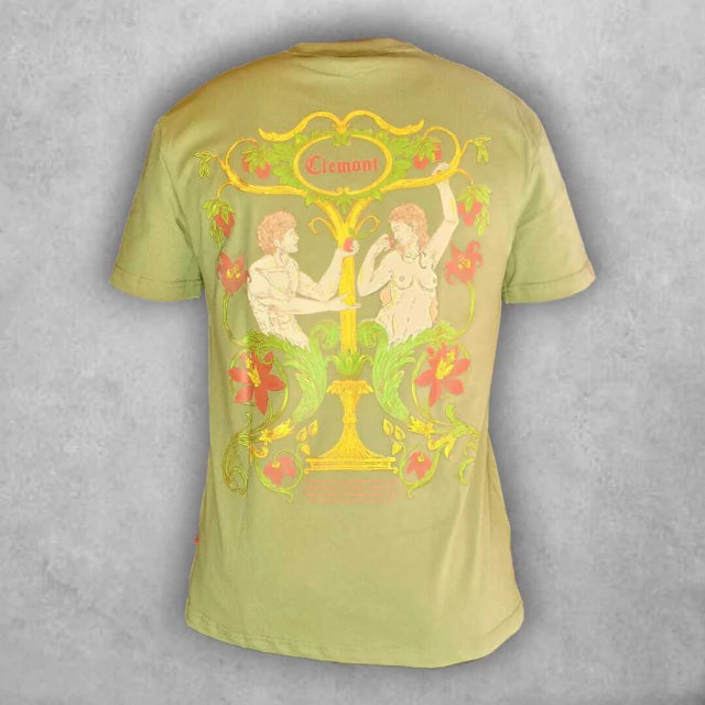 Clásico y contemporáneo en fusión visual: La silueta relajada y el diseño barroco se combinan para crear una prenda con espíritu libre y estética cuidada.