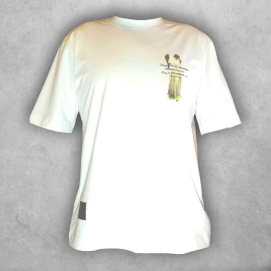 Más que una camiseta, una obra de arte portátil. La “Dreamers94” de Undergold mezcla lo espiritual con lo streetwear, en una silueta cómoda y moderna.