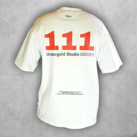 Con el número angelical 111 al frente, esta prenda semioversize es perfecta para quienes creen en señales y caminan con intención.