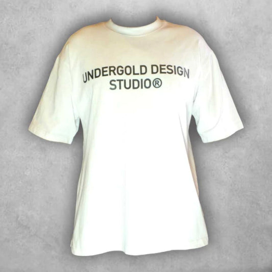 Con el número angelical 111 al frente, esta prenda semioversize es perfecta para quienes creen en señales y caminan con intención.