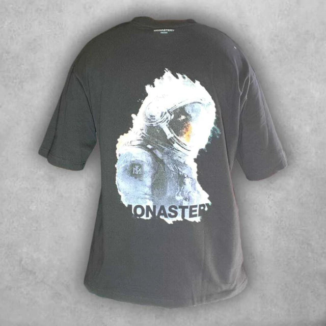 Para mentes inquietas y espíritus libres. Esta camiseta con gráfico espacial eleva tu outfit y tu vibra