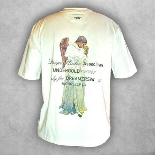 Más que una camiseta, una obra de arte portátil. La “Dreamers94” de Undergold mezcla lo espiritual con lo streetwear, en una silueta cómoda y moderna.