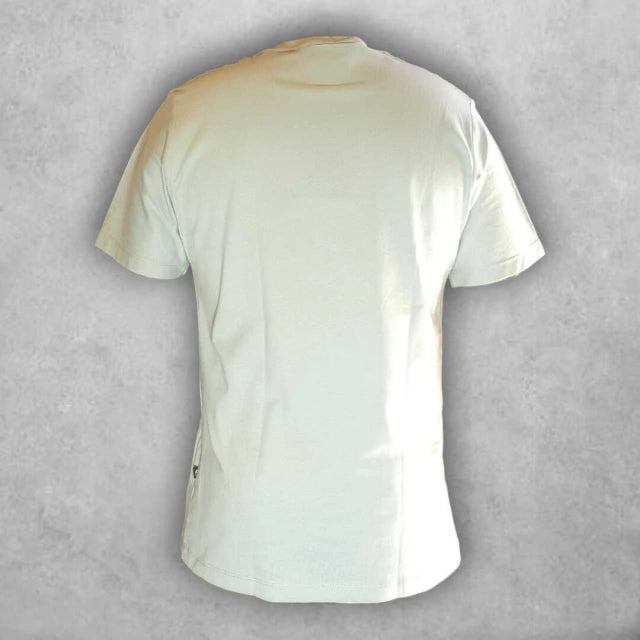 Logo frontal y detalle inferior que aportan identidad sin saturar el look