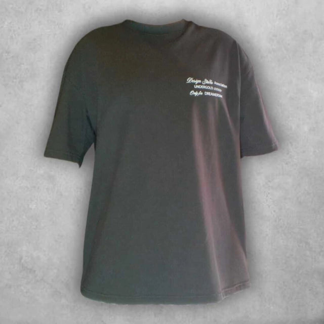 Una pieza pensada para soñadores modernos. La fusión entre diseño y mensaje convierte esta camiseta en algo más que una prenda básica.