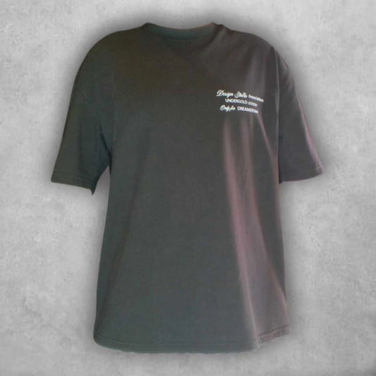 Una pieza pensada para soñadores modernos. La fusión entre diseño y mensaje convierte esta camiseta en algo más que una prenda básica.