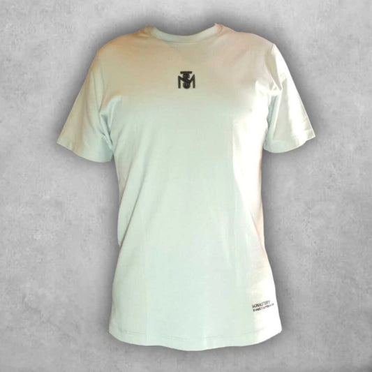 Logo frontal y detalle inferior que aportan identidad sin saturar el look