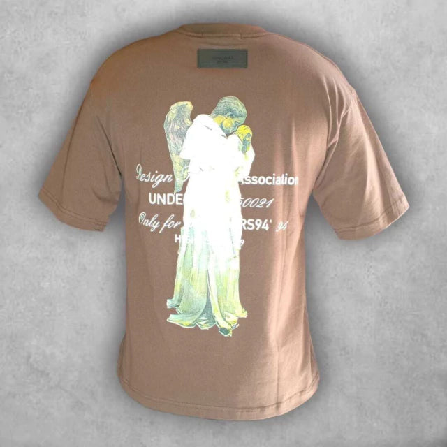 Una prenda que evoca calma, profundidad y conexión. Perfecta para quienes encuentran belleza en los detalles y poder en los símbolos.
