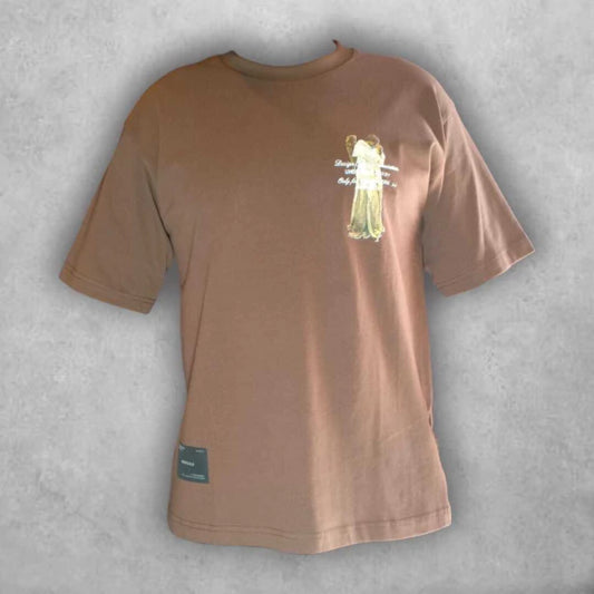 Una prenda que evoca calma, profundidad y conexión. Perfecta para quienes encuentran belleza en los detalles y poder en los símbolos.
