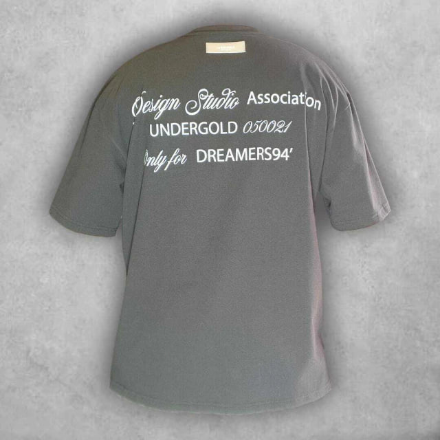 Una pieza pensada para soñadores modernos. La fusión entre diseño y mensaje convierte esta camiseta en algo más que una prenda básica.