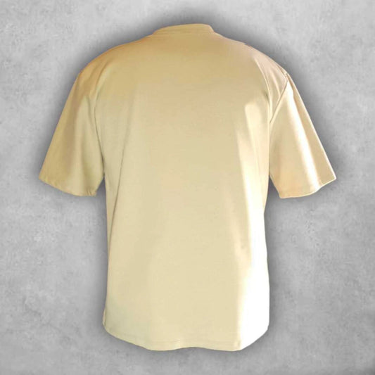 Pensada para quienes valoran el diseño sutil pero significativo. Esta camiseta te acompaña con estilo en cualquier ocasión.