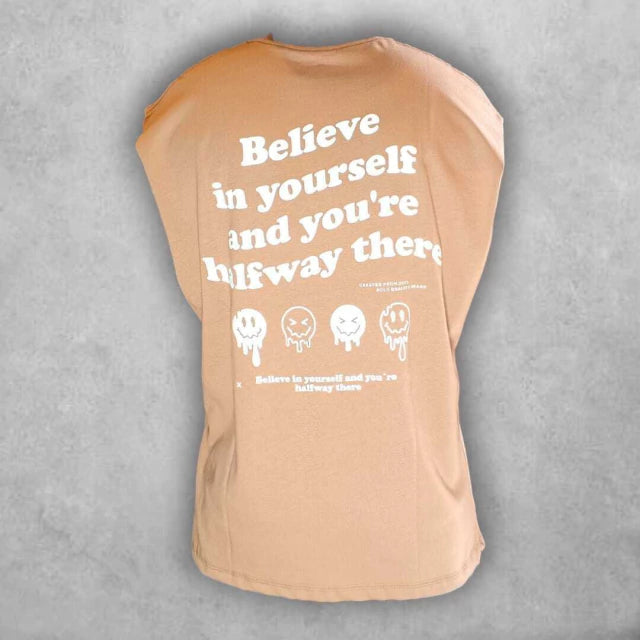 Inspiración y estilo en una sola pieza: comodidad oversize y un print que transmite energía positiva donde vayas.