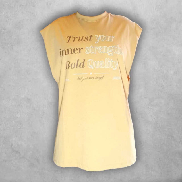 Inspirada en la autoconfianza, esta camisilla destaca por su diseño limpio y tipografía estilizada. Ideal para días donde necesitas sentirte fuerte y cómodo a la vez.