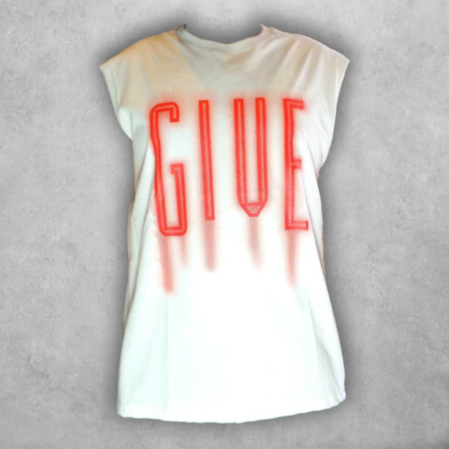 Con una vibra callejera y creativa, esta pieza aporta un estilo fresco y contemporáneo a cualquier combinación casual.