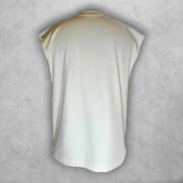 Una prenda imprescindible en tu armario. Su diseño básico pero moderno te permite crear combinaciones infinitas, sin perder comodidad ni estilo.