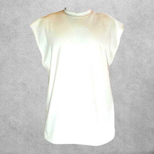 Una prenda imprescindible en tu armario. Su diseño básico pero moderno te permite crear combinaciones infinitas, sin perder comodidad ni estilo.