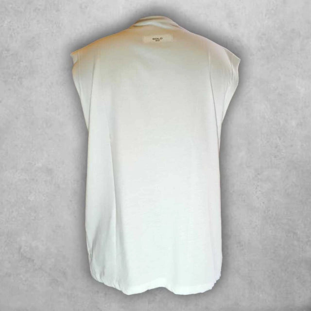 Con una vibra callejera y creativa, esta pieza aporta un estilo fresco y contemporáneo a cualquier combinación casual.