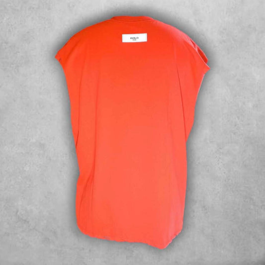 Perfecta para quienes buscan una prenda que represente comunidad, arte y estilo urbano. Su color vibrante y diseño llamativo capturan la esencia de la cultura callejera moderna.