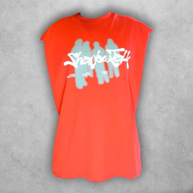 Perfecta para quienes buscan una prenda que represente comunidad, arte y estilo urbano. Su color vibrante y diseño llamativo capturan la esencia de la cultura callejera moderna.