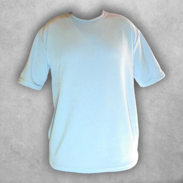 Hecha con un material de alta calidad, esta camiseta destaca por su suavidad al tacto y su capacidad para absorber la humedad. La costura reforzada y bien acabada garantiza un ajuste perfecto y una larga vida útil