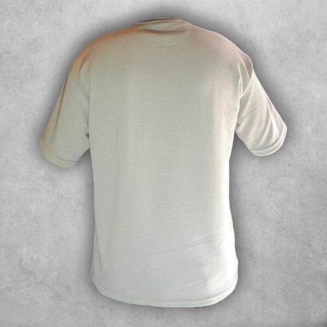 Hecha con un material de alta calidad, esta camiseta destaca por su suavidad al tacto y su capacidad para absorber la humedad. La costura reforzada y bien acabada garantiza un ajuste perfecto y una larga vida útil