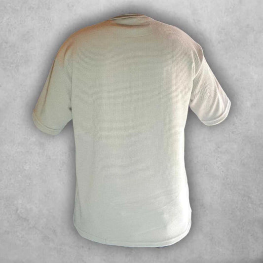 Hecha con un material de alta calidad, esta camiseta destaca por su suavidad al tacto y su capacidad para absorber la humedad. La costura reforzada y bien acabada garantiza un ajuste perfecto y una larga vida útil