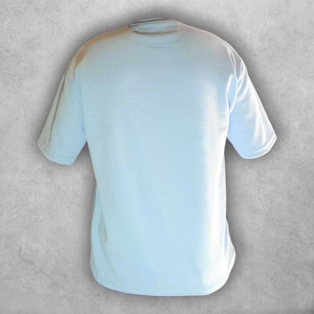 Hecha con un material de alta calidad, esta camiseta destaca por su suavidad al tacto y su capacidad para absorber la humedad. La costura reforzada y bien acabada garantiza un ajuste perfecto y una larga vida útil