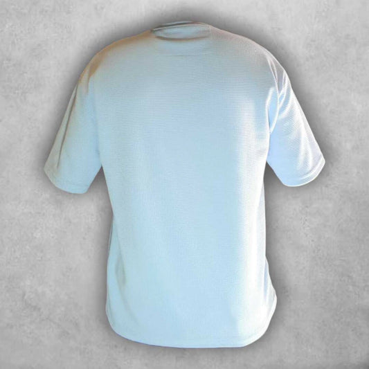 Hecha con un material de alta calidad, esta camiseta destaca por su suavidad al tacto y su capacidad para absorber la humedad. La costura reforzada y bien acabada garantiza un ajuste perfecto y una larga vida útil