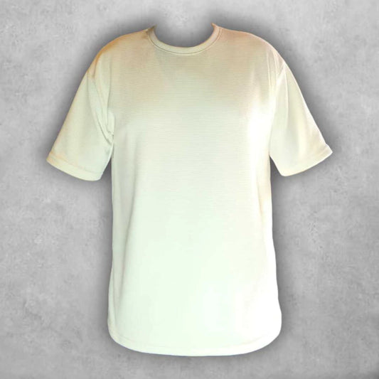 Hecha con un material de alta calidad, esta camiseta destaca por su suavidad al tacto y su capacidad para absorber la humedad. La costura reforzada y bien acabada garantiza un ajuste perfecto y una larga vida útil