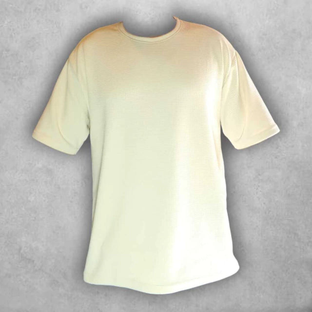 Hecha con un material de alta calidad, esta camiseta destaca por su suavidad al tacto y su capacidad para absorber la humedad. La costura reforzada y bien acabada garantiza un ajuste perfecto y una larga vida útil