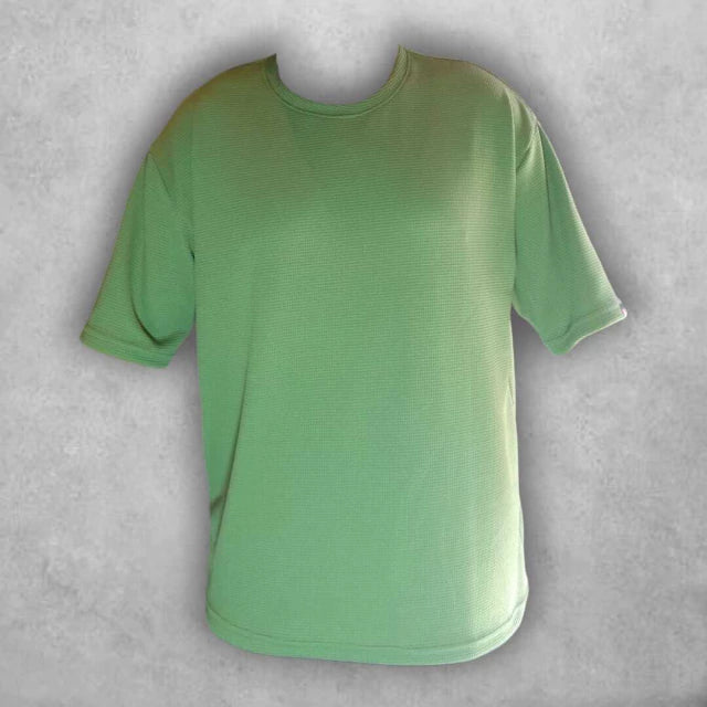 Hecha con un material de alta calidad, esta camiseta destaca por su suavidad al tacto y su capacidad para absorber la humedad. La costura reforzada y bien acabada garantiza un ajuste perfecto y una larga vida útil