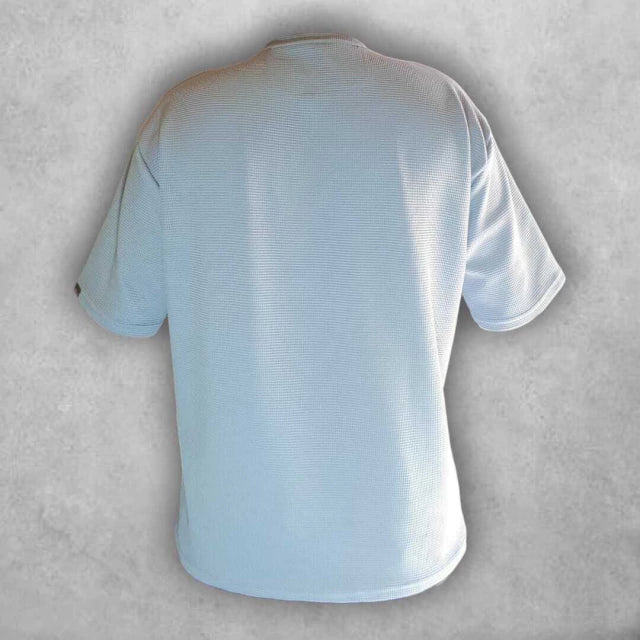 Hecha con un material de alta calidad, esta camiseta destaca por su suavidad al tacto y su capacidad para absorber la humedad. La costura reforzada y bien acabada garantiza un ajuste perfecto y una larga vida útil