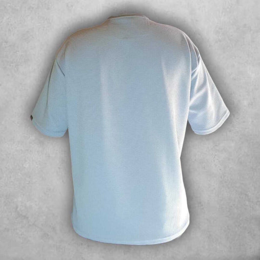 Hecha con un material de alta calidad, esta camiseta destaca por su suavidad al tacto y su capacidad para absorber la humedad. La costura reforzada y bien acabada garantiza un ajuste perfecto y una larga vida útil