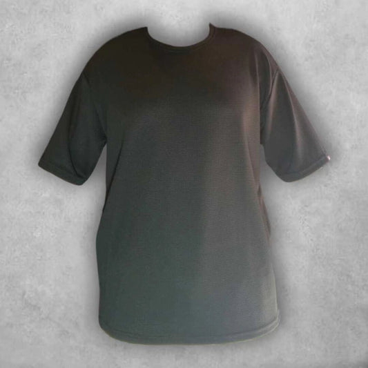 Hecha con un material de alta calidad, esta camiseta destaca por su suavidad al tacto y su capacidad para absorber la humedad. La costura reforzada y bien acabada garantiza un ajuste perfecto y una larga vida útil