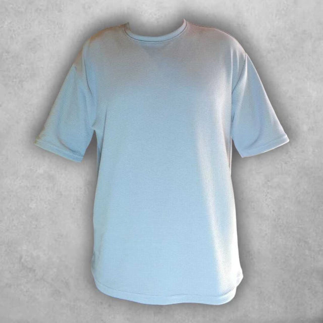 Hecha con un material de alta calidad, esta camiseta destaca por su suavidad al tacto y su capacidad para absorber la humedad. La costura reforzada y bien acabada garantiza un ajuste perfecto y una larga vida útil