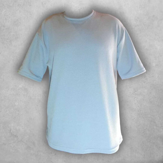 Hecha con un material de alta calidad, esta camiseta destaca por su suavidad al tacto y su capacidad para absorber la humedad. La costura reforzada y bien acabada garantiza un ajuste perfecto y una larga vida útil