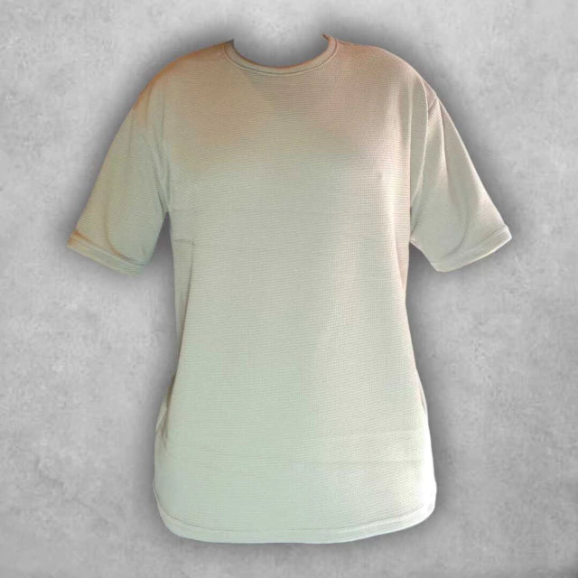 Hecha con un material de alta calidad, esta camiseta destaca por su suavidad al tacto y su capacidad para absorber la humedad. La costura reforzada y bien acabada garantiza un ajuste perfecto y una larga vida útil