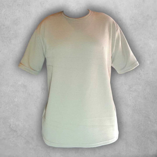 Hecha con un material de alta calidad, esta camiseta destaca por su suavidad al tacto y su capacidad para absorber la humedad. La costura reforzada y bien acabada garantiza un ajuste perfecto y una larga vida útil