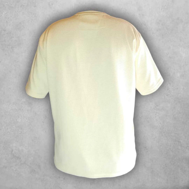 Hecha con un material de alta calidad, esta camiseta destaca por su suavidad al tacto y su capacidad para absorber la humedad. La costura reforzada y bien acabada garantiza un ajuste perfecto y una larga vida útil