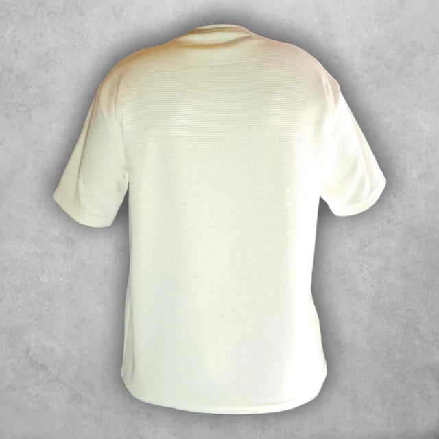 Hecha con un material de alta calidad, esta camiseta destaca por su suavidad al tacto y su capacidad para absorber la humedad. La costura reforzada y bien acabada garantiza un ajuste perfecto y una larga vida útil