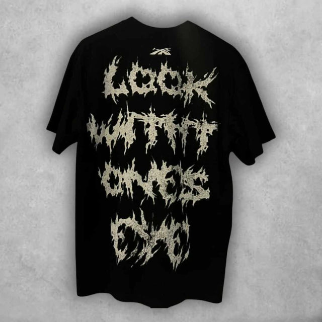 Perfecta para quienes se identifican con lo oscuro y lo rebelde. Su diseño transmite poder y desafío en cada trazo, ideal para destacar en cualquier entorno.