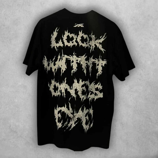 Perfecta para quienes se identifican con lo oscuro y lo rebelde. Su diseño transmite poder y desafío en cada trazo, ideal para destacar en cualquier entorno.